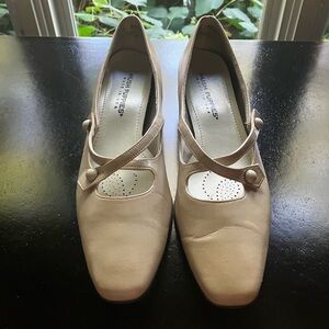 Hush Puppies 9.5 vintage Women's Cream Mary Jane Flats